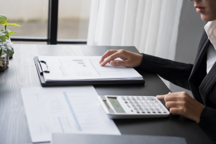 uomo con calcolatrice e blocco appunti