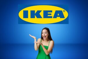 La sigla Ikea con sotto una donna che indica verso l'alto