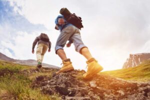 due uomini che fanno trekking