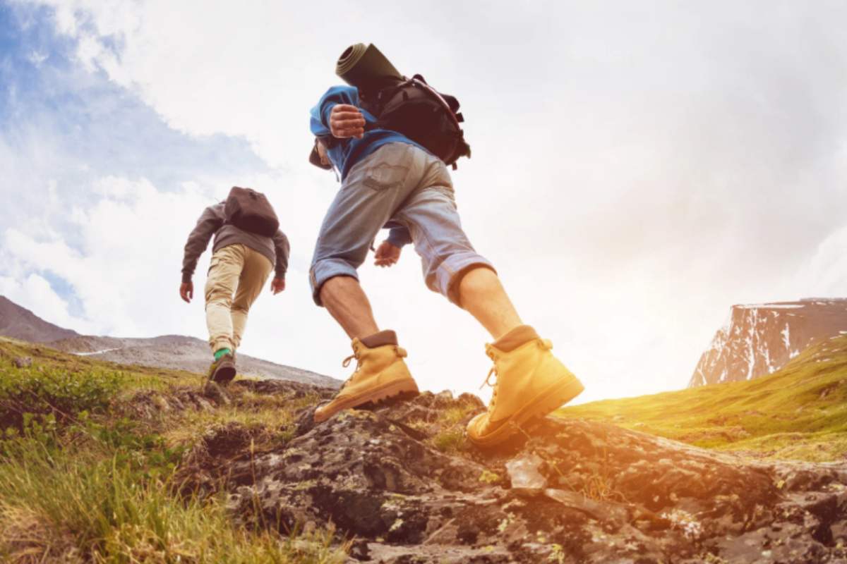 due uomini che fanno trekking