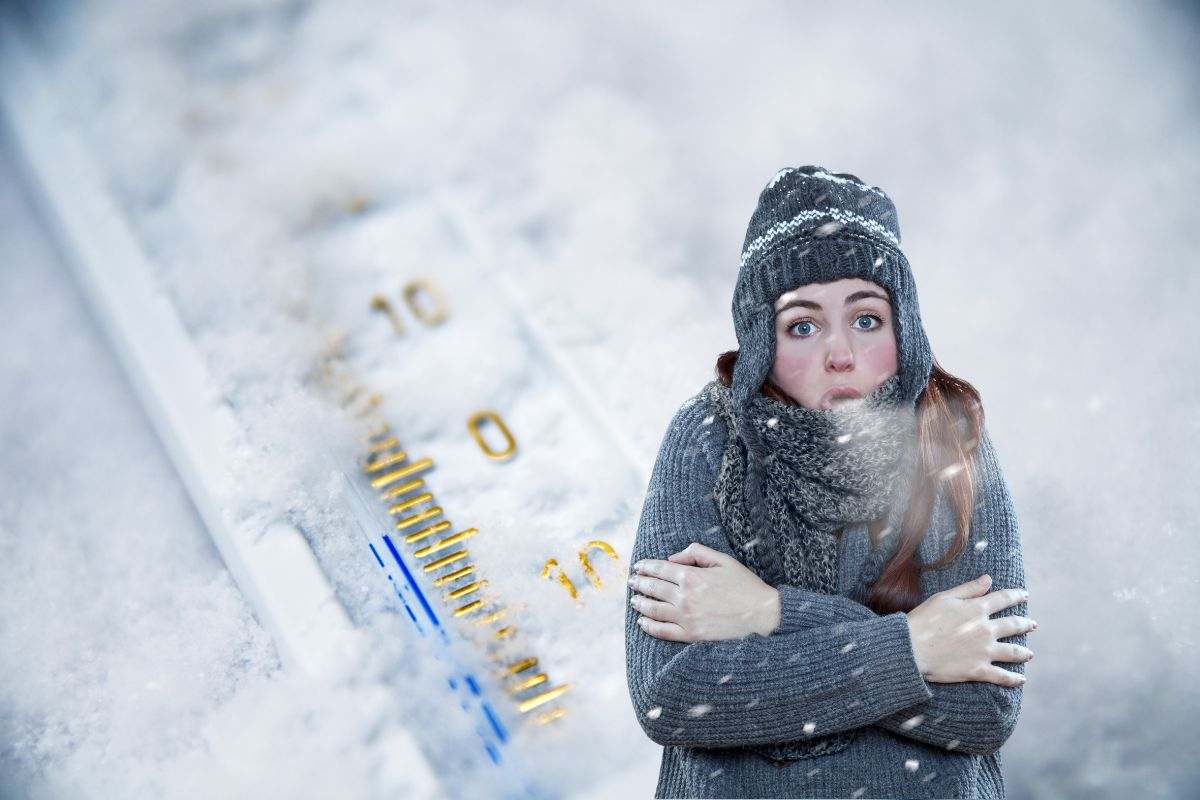 termometro sotto zero e donna che sente freddo