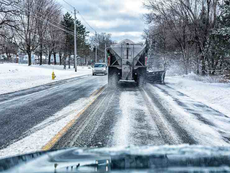 spala neve per la strada