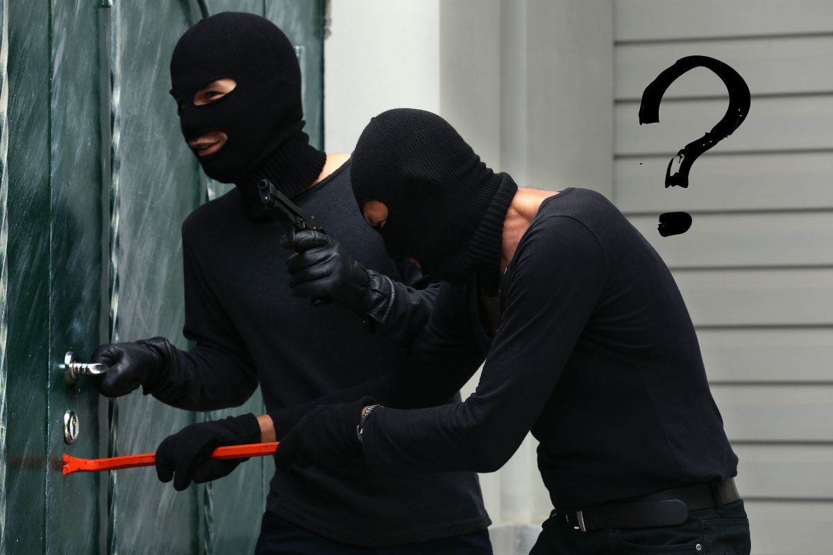 ladri in casa con un punto interrogativo