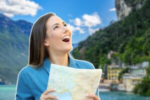 ragazza con mappa in mano e paesaggio
