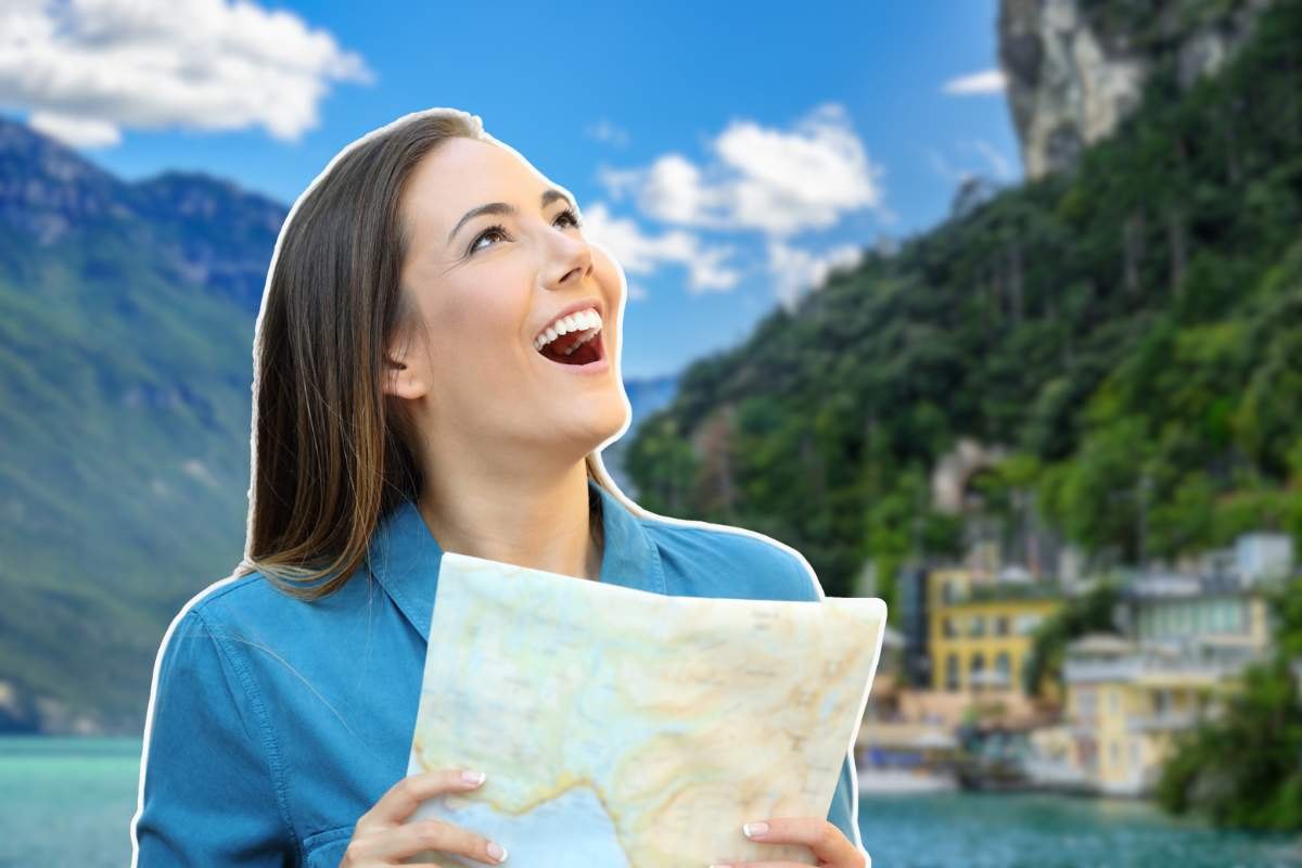 ragazza con mappa in mano e paesaggio
