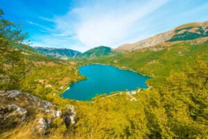veduta dall'alto del lago di scanno in abruzzo