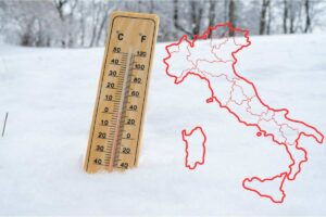 immagine dell'Italia e termometro immerso nella neve