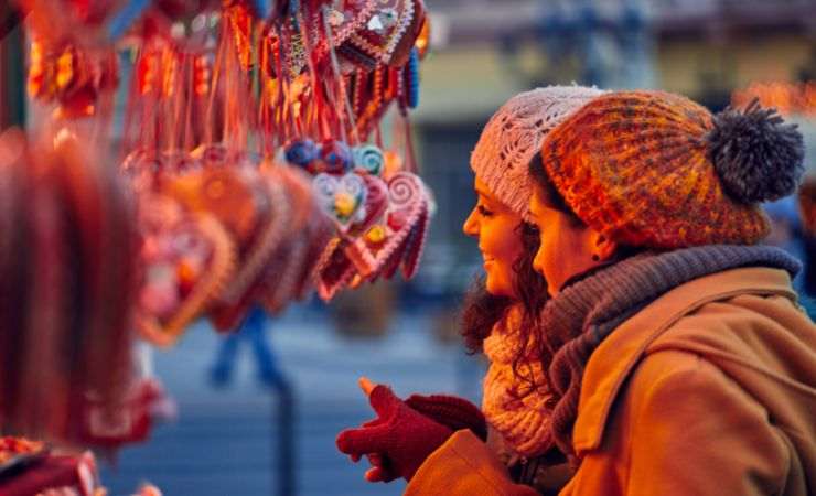 amiche ad una bancarella di natale