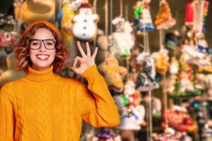 mercatini di natale e donna sorridente che fa ok con le mani