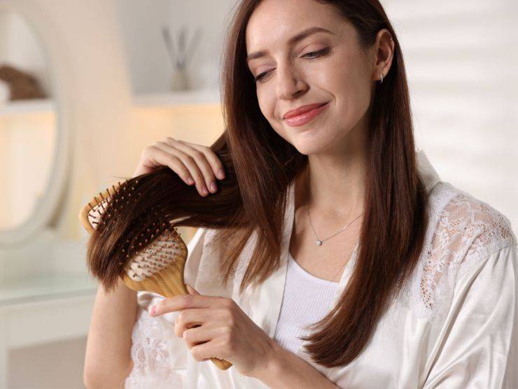 donna che spazzola capelli