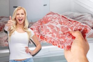 donna che fa alza il pollice e carne congelata