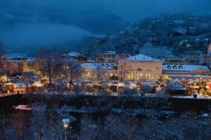 Panoramica di Merano in periodo natalizio