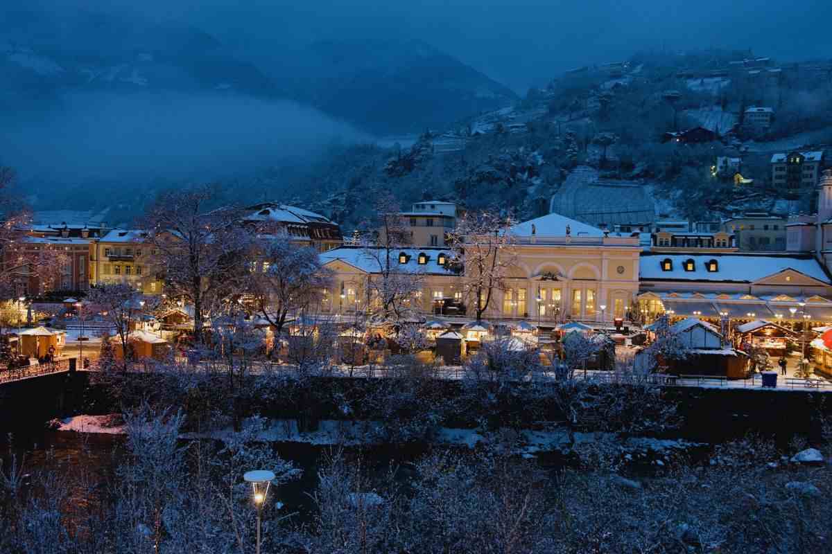Panoramica di Merano in periodo natalizio