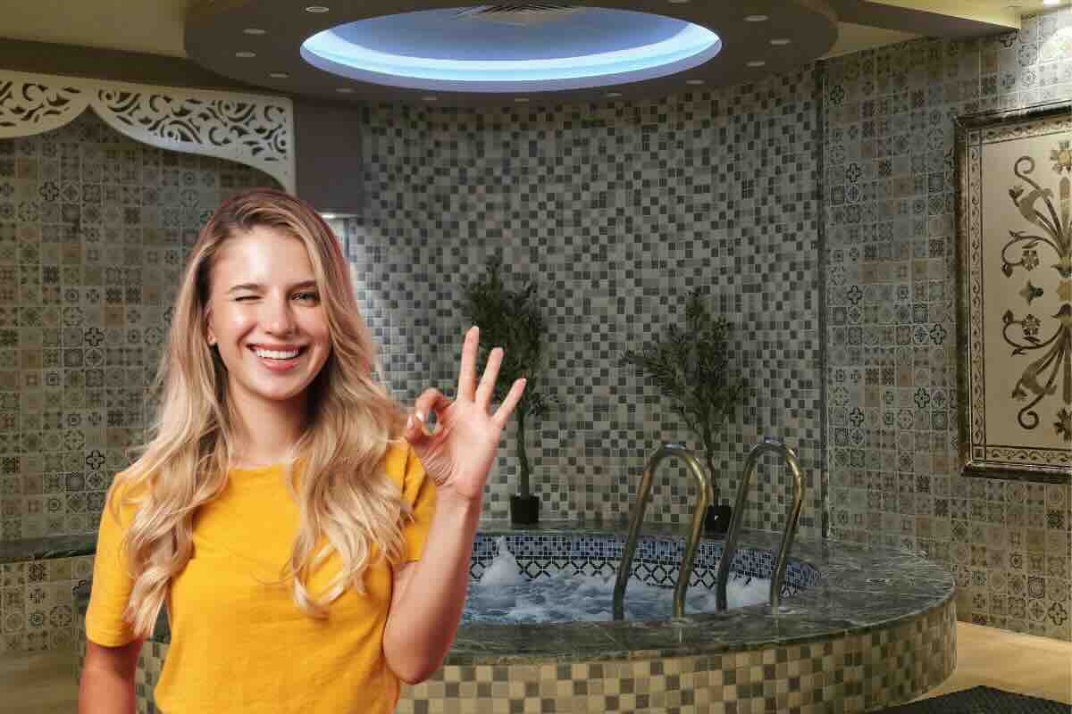 piscina idromassaggio, donna con ok