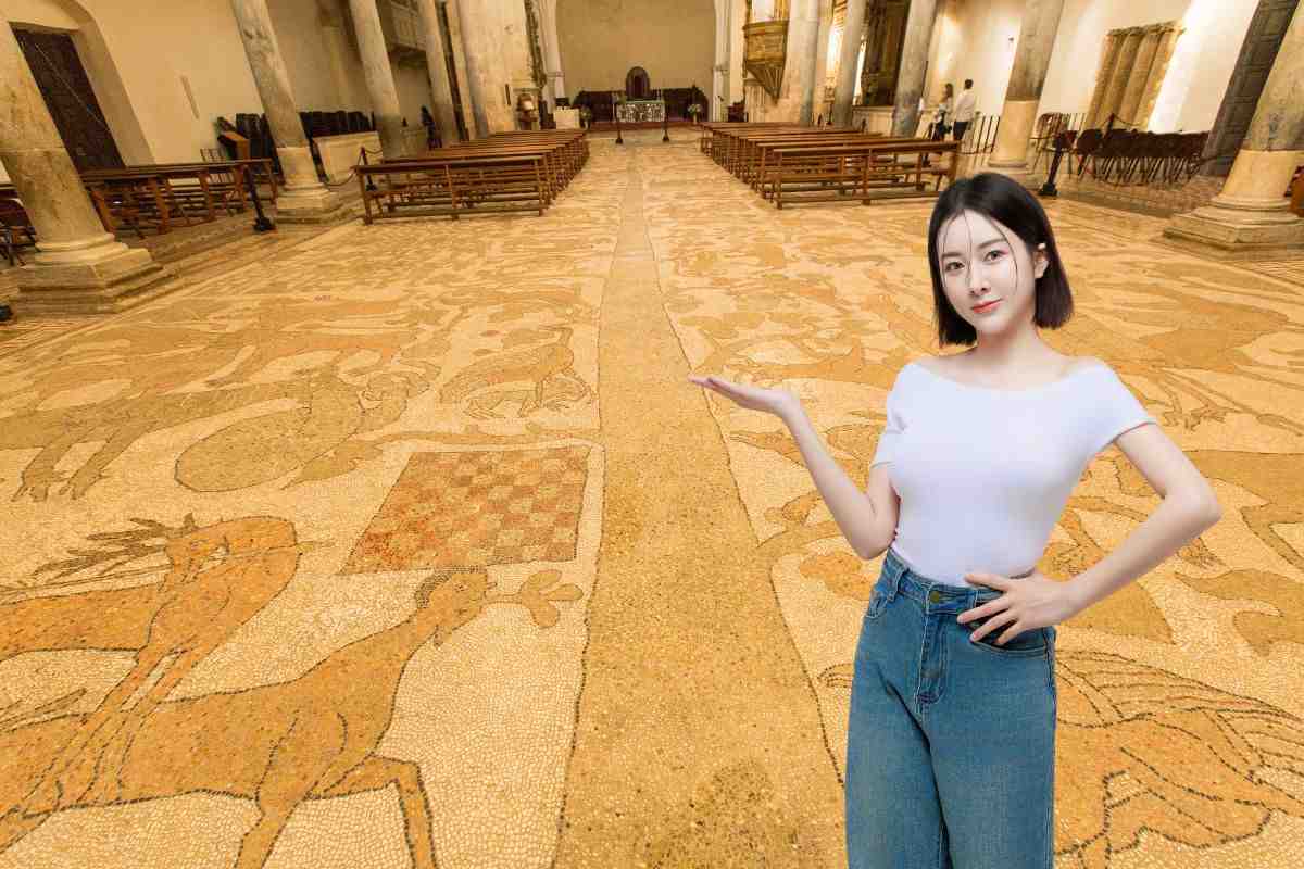 il mosaico all'interno della cattedrale di otranto ed una ragazza che lo indica
