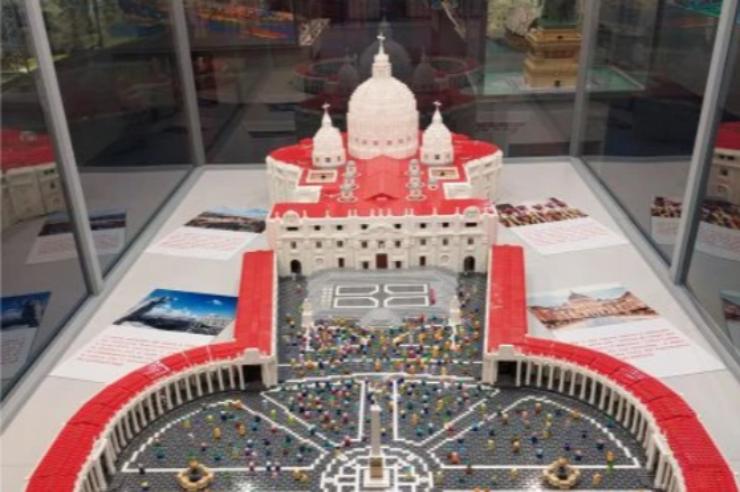 piazza san pietro riprodotta co i Lego
