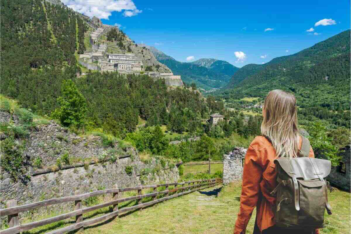 Donna con zaino, muraglia