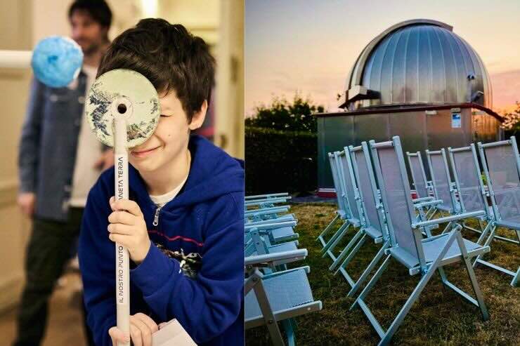 Bambino osserva, cupolone e sedie in spazio esterno