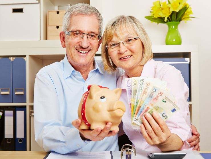 coppia che mostra soldi