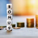 mattoncini con scritta bonus e monete