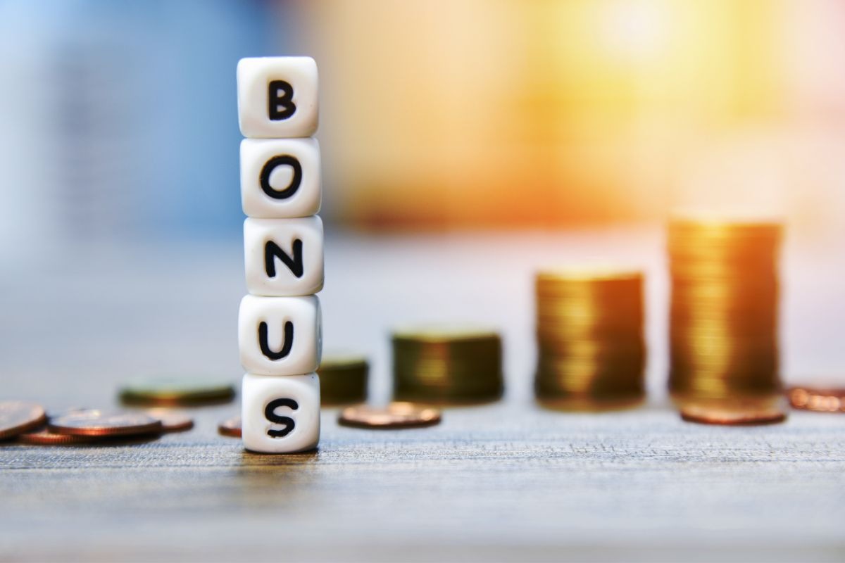 mattoncini con scritta bonus e monete