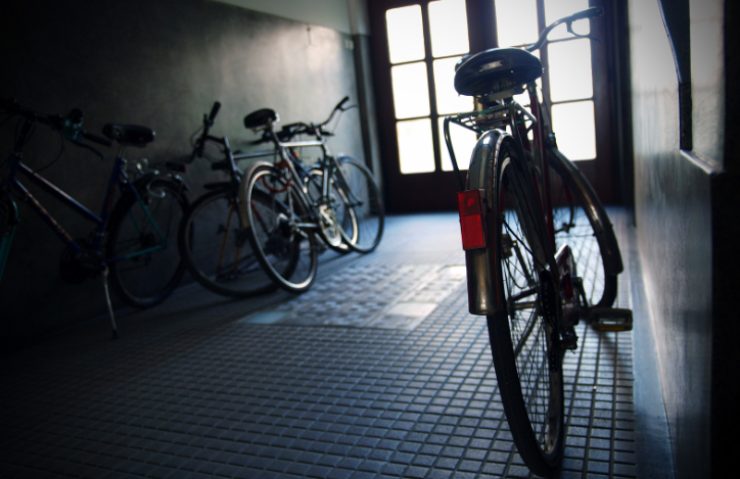 biciclette parcheggiate nell'androne di un palazzo