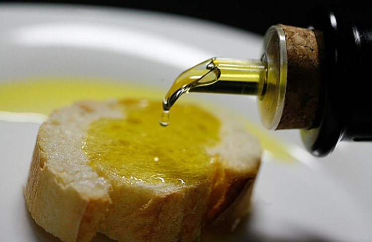 olio di oliva sopra ad una fetta di pane