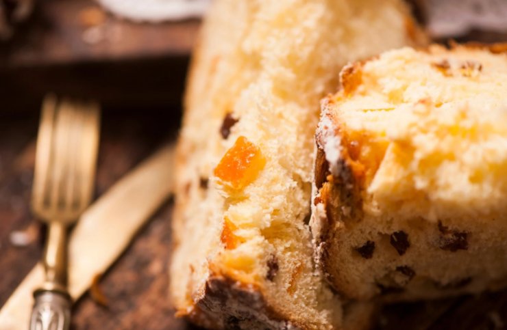 due fette di panettone su un piatto
