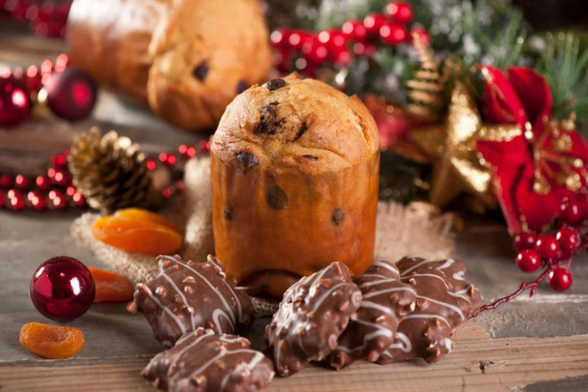 panettone vicino a dei biscotti al cioccolato