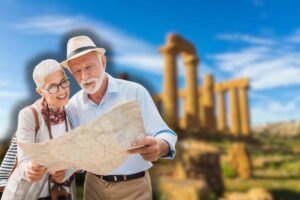 museo archeologico sicilia e coppia di anziani con mappa