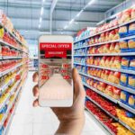 corsia del supermercato con pasta e influencer con telefonino in mano