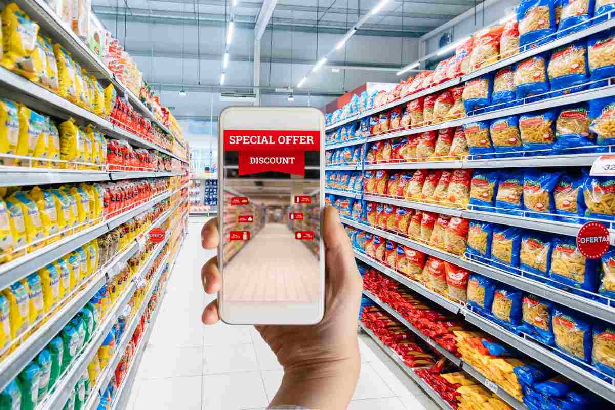 corsia del supermercato con pasta e influencer con telefonino in mano 