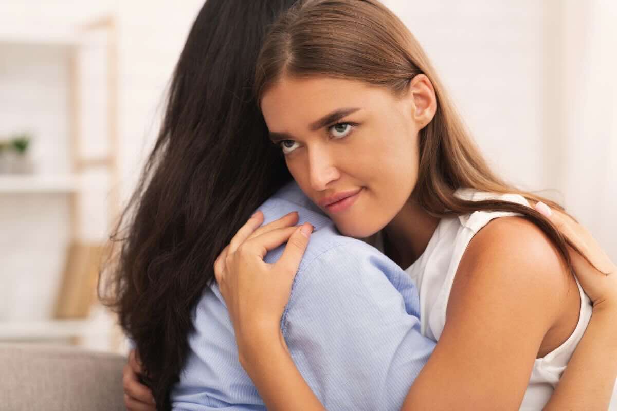 Due ragazze si abbracciano