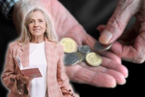 donna in primo piano con agenda e monete in mano sullo sfondo