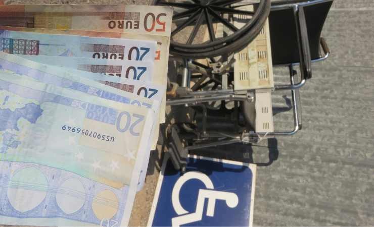 euro in contanti, simbolo invalidità e sedia a rotelle