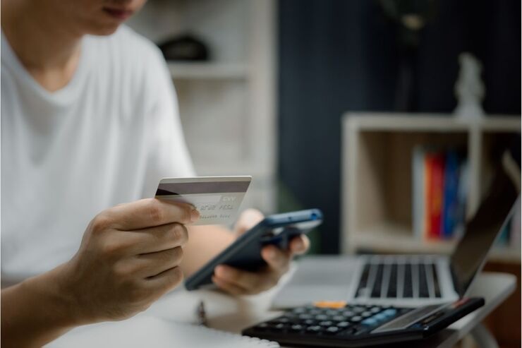 Ragazzo con smartphone e carta 