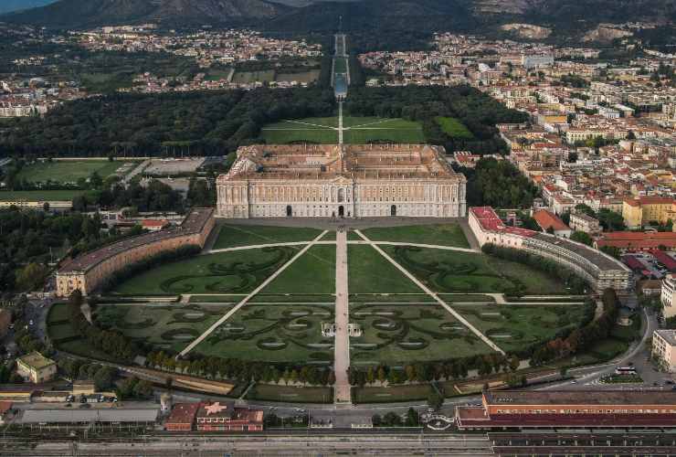 piazza carlo di borbone vista dall'alto 