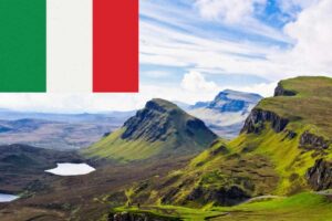 paesaggio della scozia e bandiera italiana