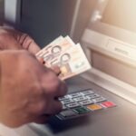 Prendere contanti dal bancomat