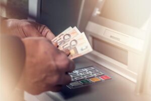 Prendere contanti dal bancomat