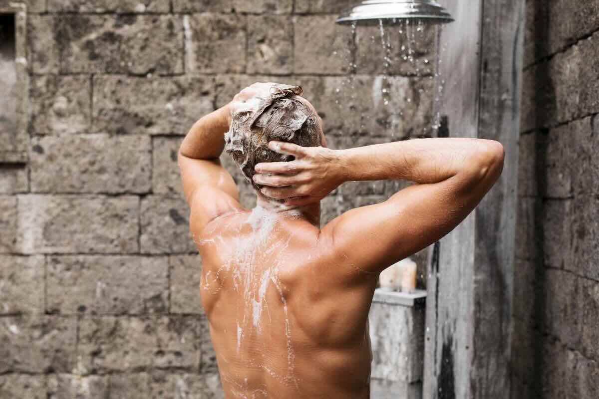 uomo che fa la doccia 