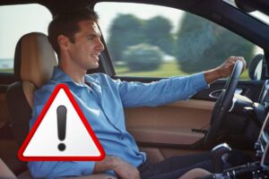 un uomo che guida l'auto