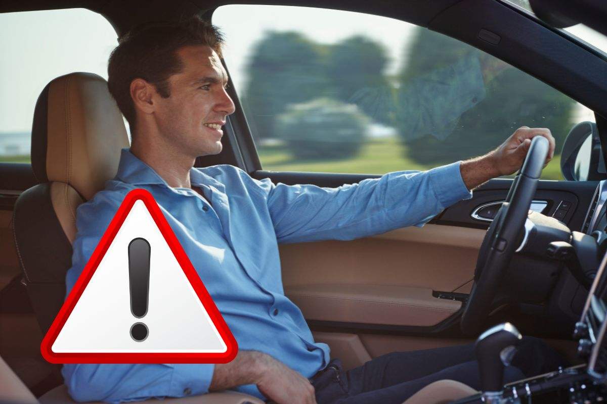 un uomo che guida l'auto