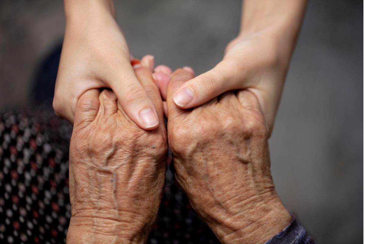 due persone che si prendono per mano