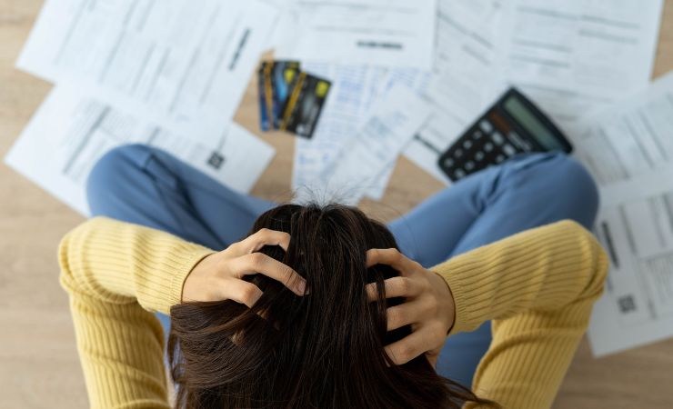 una persona che non sa come pagare le bollette salate