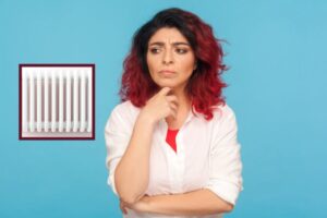 donna con espressione perplessa e nel riquadro un termosifone