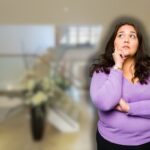 salotto e donna che pensa