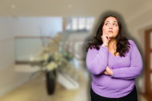 salotto e donna che pensa