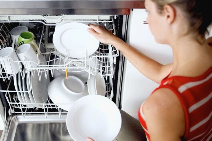 Prendere piatti da lavastoviglie