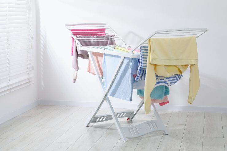 Un classico stendibiancheria da casa